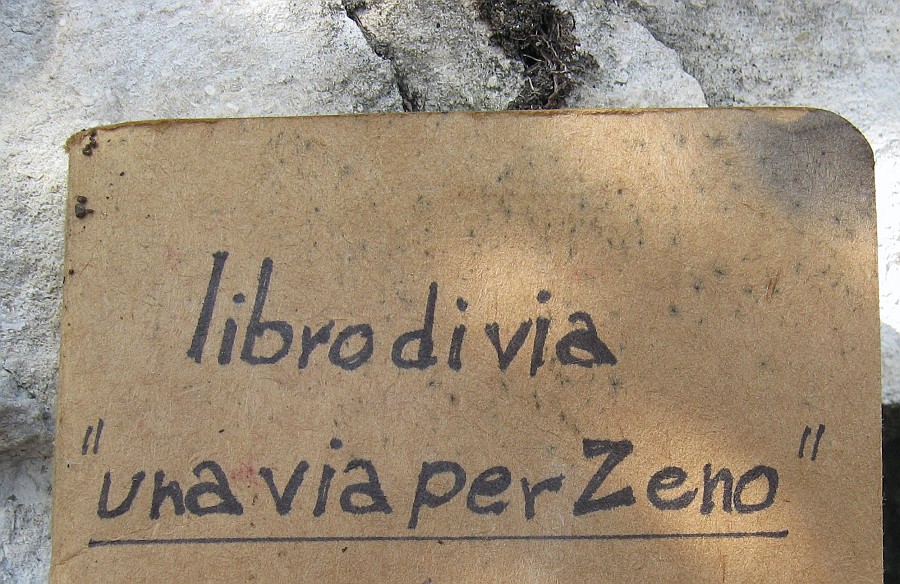 IMG_3329.JPG - Primo giro per me sul monte Cimo, Scegliamo 'Una via per Zeno' di chiodatura recente 2007. Via di alta difficoltà se percorsa in libera ma con chiodatura ravvicinata e obbligatorio basso. Qui la relazione http://www.trafoconsult.com/climbing/MonteCimo_UnaViaPerZeno.pdf