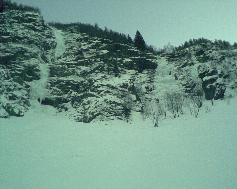 Immag032.jpg - Passiamo davanti alla cascata Pissador che però non è ancora formata, nonostante i 6 gradi sottozero cola ancora molta acqua ! Piccola delusione ma proseguiamo verso le altre cascate, sul versante opposto della valle e protette dal sole.