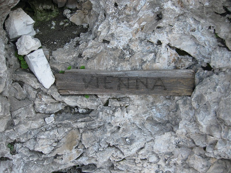IMG_0872.JPG - Come si trova l'attacco ? Dal rifugio Agostini seguire il sentiero 358 per la bocca d'Ambiez. Dopo 2 brevi tratti attrezzati si arriva alla grande cengia alla base della cima d'Ambiez. Seguire la cengia passando gli attacchi della Concordia, della Soddisfazione e altri fino ad arrivare alla caratteristica assicella con la scritta Vienna.