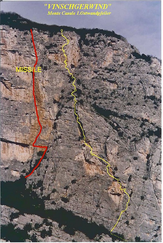 Tracciato.jpg - Vinschgerwind = Vento della val Venosta. Aperta da scalatori altoatesini risulta una gran bella via, di soddisfazione. Roccia in gran parte buona, ma come quasi sempre in valle del Sarca qualche tratto friabile lo si trova. Chiodatura mista a fix e chiodi, non lontana sul difficile ma assolutamente da integrare con protezioni veloci. Utile anche un BD del 5 per il tiro del diedro di VI scarsamente proteggibile. Consiglio personale: fate prima il vicino Missile ma se lo trovate difficile lasciate perdere Vinscherwind