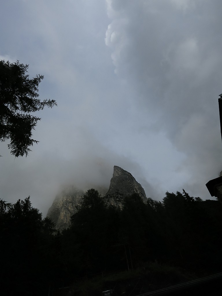 IMG_5674.JPG - La sera prima della salita ... ci vuole fiducia nelle previsioni per salitre al rifugio !