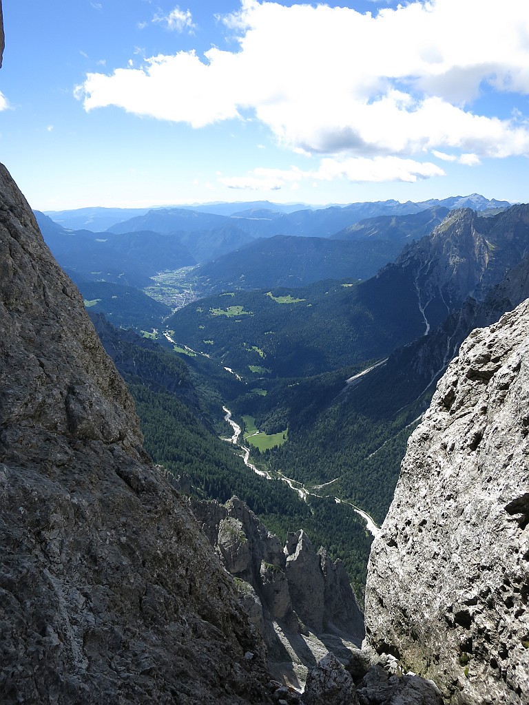 IMG_5723.JPG - Vista dalla forcella appena sotto il tiro chiave