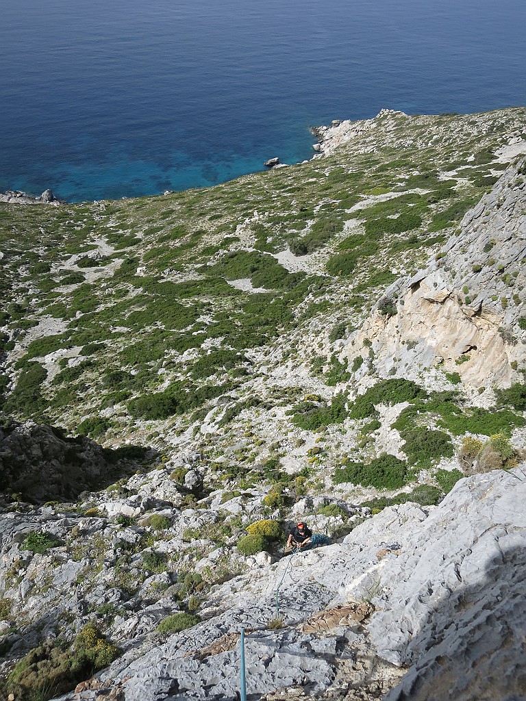 IMG_0409.JPG - Vista sul mare dai prima tiri. Si tenga presente che la via può essere affollata, noi abbiamo trovato ben 3 cordate davanti !