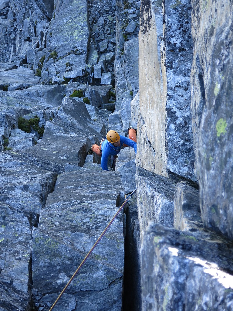 IMG_5521.JPG - Sull'ultimo tiro, diedro faticoso ma molto chiodato