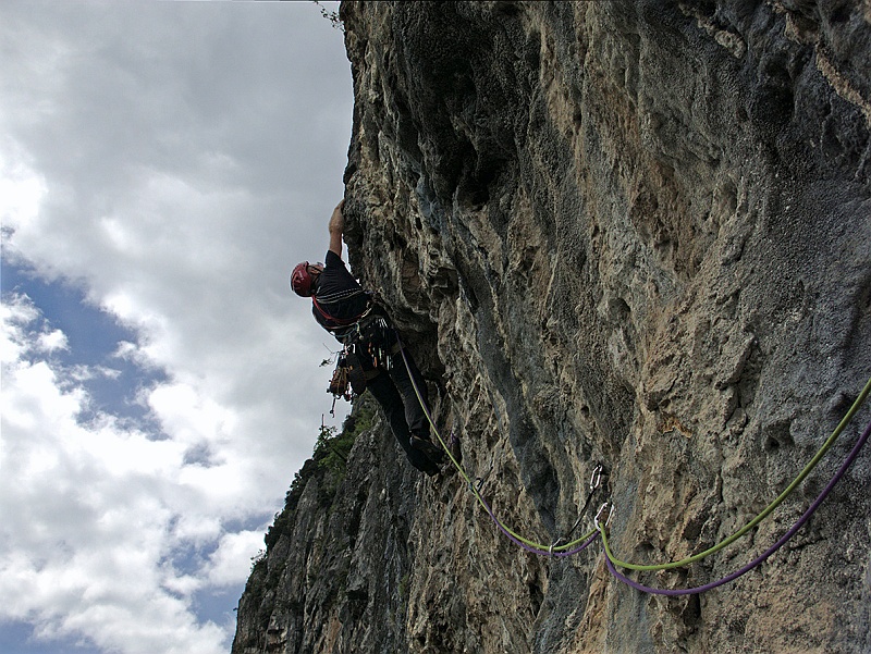 IMG_1645.jpg - Io sul traverso di 6a+, veramente ben protetto