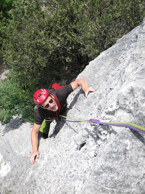 IMG_2445.JPG - Bella via su roccia ovunque ottima alle coste dell'Anglone. Chiodatura buona a fix e cordoni, integrabile con friend medio piccoli. Relazione qui http://www.arrampicata-arco.com/coste-dell-anglone-sud.htmlUn po' ostico il primo tiro, sicuramente più del 5c. 