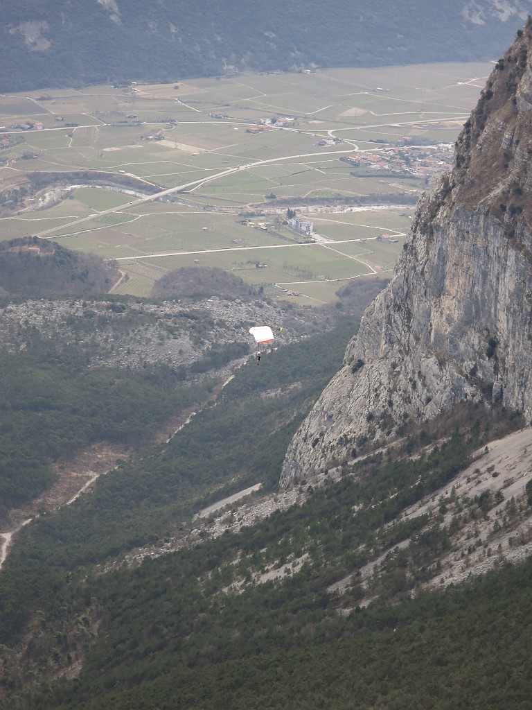 IMG_0149.JPG - E i base jumpers si divertono 