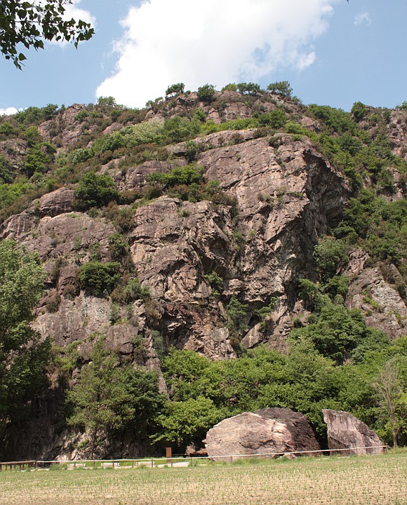 IMG_2016.jpg - La bassa Valcamonica presenta diverse paretine di conglomerato che si prestano a corte vie di arrampicata. Niente di eccezionale ma un'alternativa a Cividate / Castro / Marone quando si è in zona