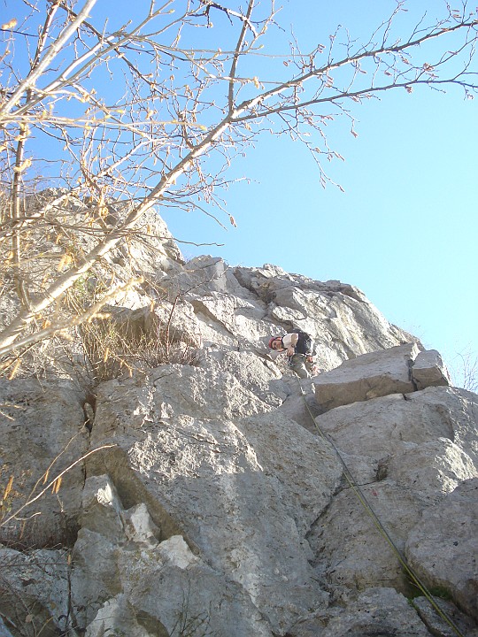 DSC06412.JPG - Primi tiri su roccia buona ma terribilmente unta