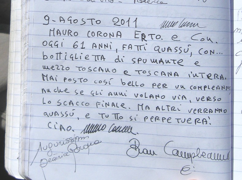 IMG_8551.JPG - Sul libro di via troviamo questo scritto di Mauro Corona che è salito nel giorno del suo 61 compleanno