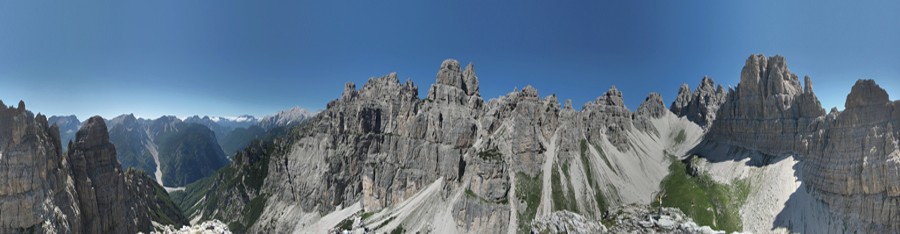 Panorama.jpg - Panoramica a 360° dalla cima realizzata con 60 scatti . Per vederla ad alta risoluzione e navigabile: http://www.trafoconsult.com/foto