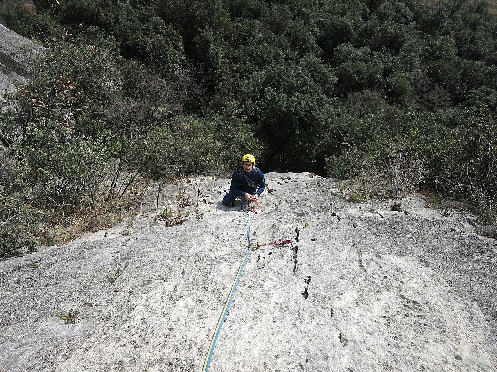 IMG_0118.JPG - Beppe sul primo tiro, la roccia è incredibilmente lavorata e proteggibile 