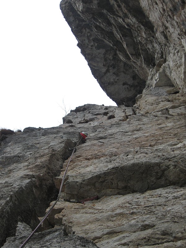IMG_9727.JPG - La spettacolare fessura verso la fine della via. Purtroppo sta già piovigginando