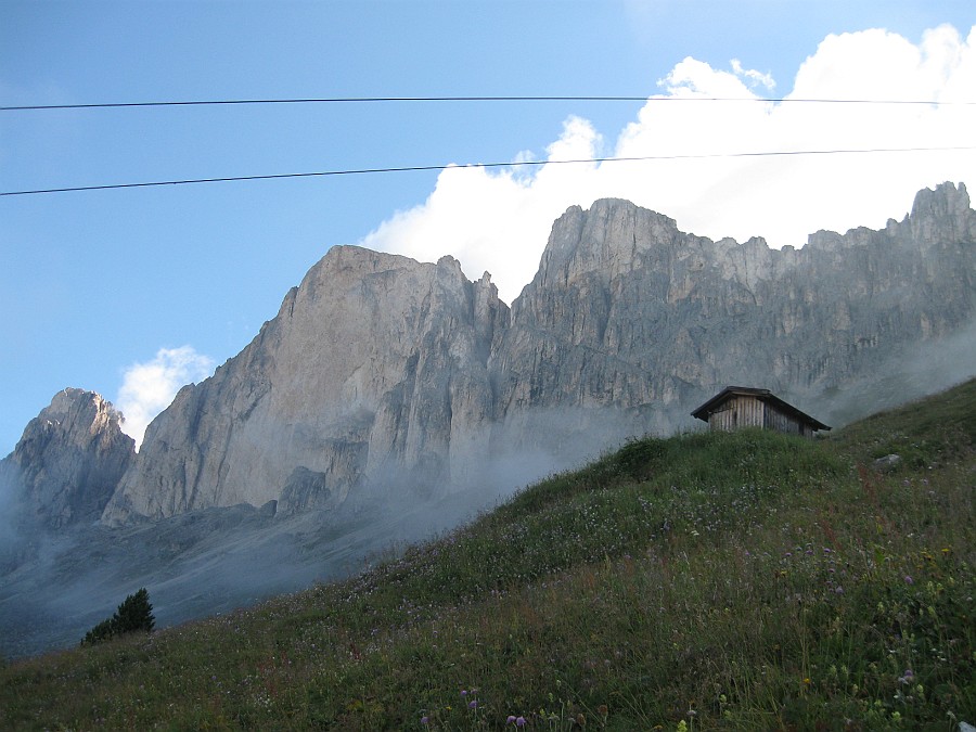 IMG_8281.JPG - Una via poco nota e poco ripetuta. Su 11 tiri trovate 3 soste e 3 chiodi. Roccia discreta e a tratti buona. Insomma gli ingredienti per un'alpinismo d'avventura ci sono tutti !La via Casarotto aperta nel 1975 percorre si tiene sul margine sinistro della parete Ovest della Roda di Vael, segue la direttrice di un diedro e quando questo muore contro la parete sommitale esce per camino a sinistra. Discesa per sentiero. 