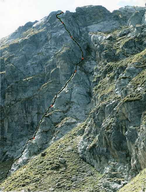 via_martello500.jpg - Simpatica vietta su ottimo granito. Difficoltà massima 5c. Ben chiodata, inutili friend e nut. Dall'Aprica prendere la funivia del Palabione e seguire poi le indicazioni per il lago Palabione / rifugio Valtellina. Arrivati al laghetto ( circa un'ora e mezza ) è ben visibile l'avancorpo su cui si sviluppa la via. Seguire brevemente il sentiero n° 329 e ad un masso con bollo rosso svoltare a sinistri in direzione della parete. Da qui circa 20 minuti seguendo una traccia con qualche ometto. Bollo rosso all'attacco e spit con cordino. Percorsa in solitaria autoassicurato.