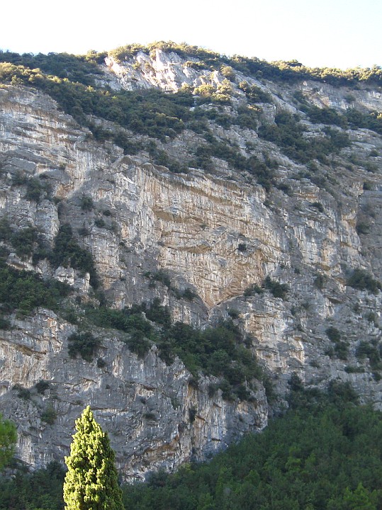 IMG_9189.JPG - Autunno, ritorna il tempo della Valle del Sarca. Il "Cuore d'oro" è un altro gioillino del Grill alle coste dell'Anglone. La via si snoda tra i tetti del cuore giallo al centro della parete. Roccia buona, difficoltà max di VI+, chiodatura buona a spit, chidi e cordini nelle clessidre, avvicinamento e discesa rapidi. Consigliata ! relazione qui http://www.arrampicata-arco.com/via-il-cuore-d-oro.html