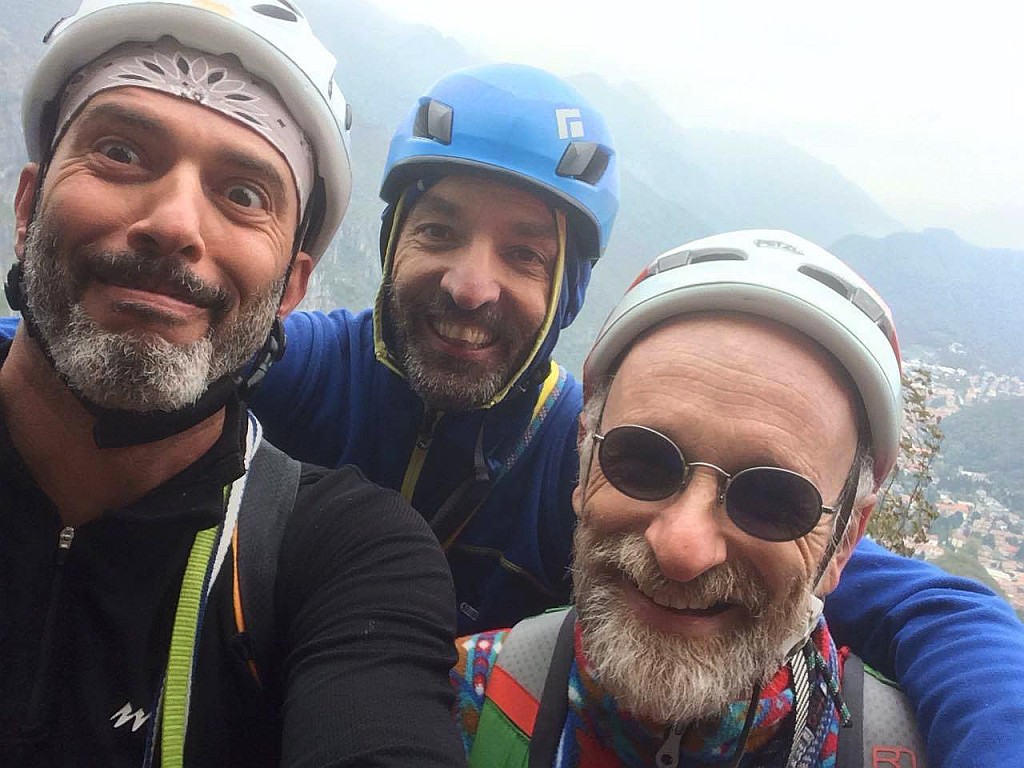 22163680_10212477978757865_2010003153_o.jpg - Ed eccoci in cima. Fare attenzione alla discesa, la ferrata è veramente esposta, forse è meglio calarsi in doppia dalla sosta dell'ultimo tiro.