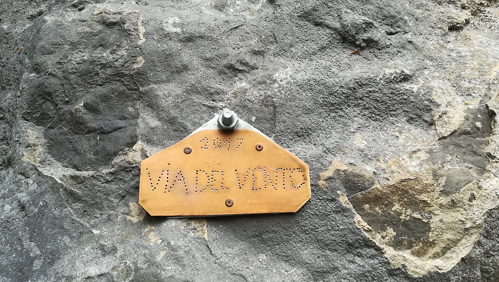 IMG_20170930_085554.jpg - Pochi metri a destra dell'attacco della nostra è stata aperta recenemente una nuova via. Da informazione reperite in rete la difficolatà max è sul 6c , la spittatura è molto ravvicinata.