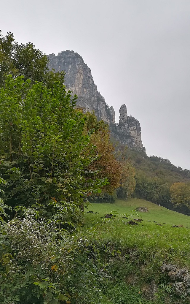 IMG_20170930_151254.jpg - Piacevole e  en protetta arrampicata su questa caratteristica guglia ben visibile dal'imbocco della strada che sale ai Piani Resinelli. Per l'avvicinamento imboccare la strada che porta ai Resinelli e quasi subito parcheggiare sulla sinistra poco dopo la trattoria Alleluia. Dal parcheggio tornare indietro imboccando il Vittolo ai Lavaggioli. Continuare lungo il sentiero che in circa mezz'ora porta all'attacco della via.