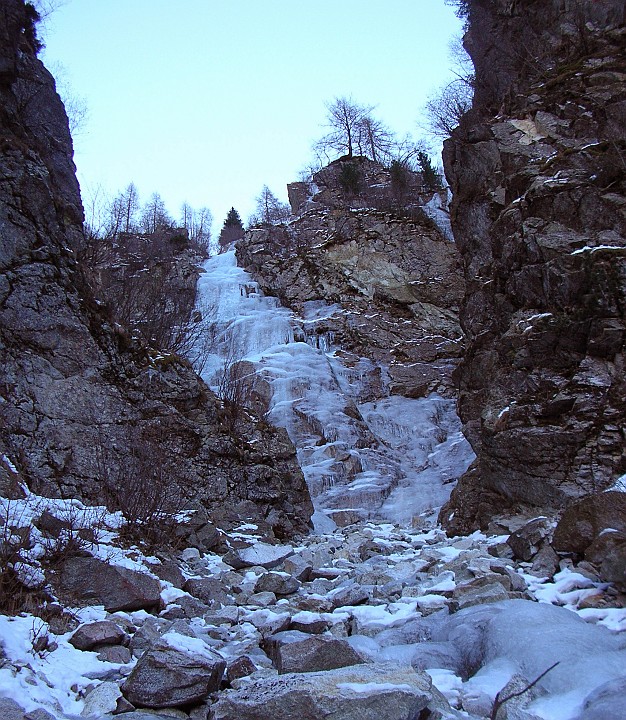 AlberoDiNatale.jpg - La stessa cascata nel 2006, notare la totale assenza di innevamento !