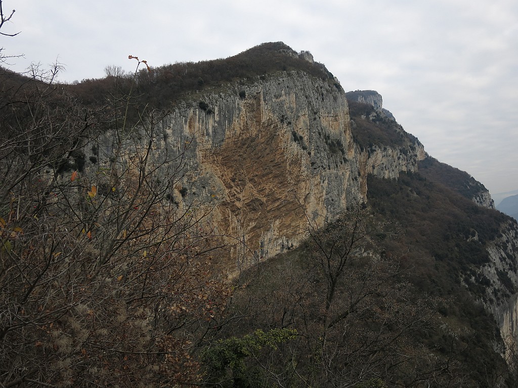 IMG_6336.JPG - Giornata nuvolosa e fredda, meglio una corta vietta dello starsene a casa