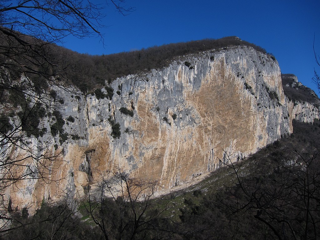 IMG_3672.JPG - Piacevole passeggiata in parete in una calda giornata invernale. La parete ha l'aria un po' impressionante ma la chiodatura ravvicinata consente di passare senza problemi. Abbiamo fatto 'Instabilità emotive' posta nella parte destra della parete.