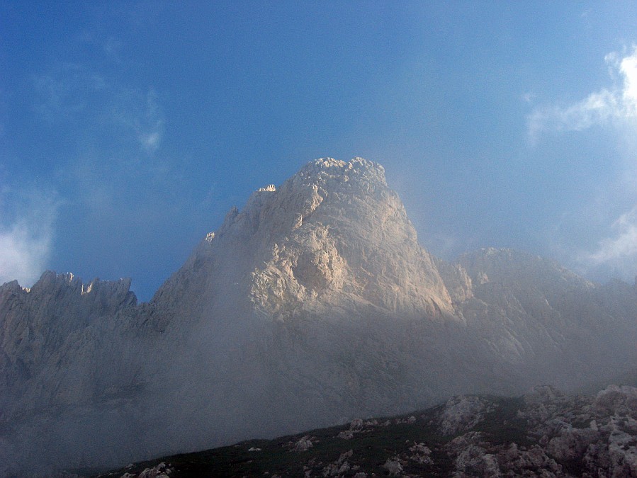 IMG_0928.JPG - Per tutta la giornata è un susseguirsi di nebbie e cielo azzurro.