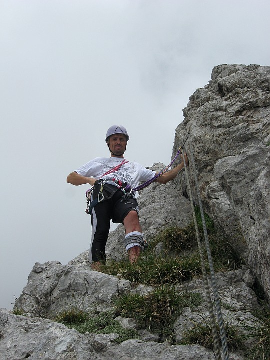 IMG_0942.JPG - Enrico in cima. Purtroppo un pilastrino instabile gli ha brocurato un brutto taglio alla gamba a pochi metri dalla fine della via :-( Pazienza ... si scende e per oggi ci accontentiamo di una sola via  