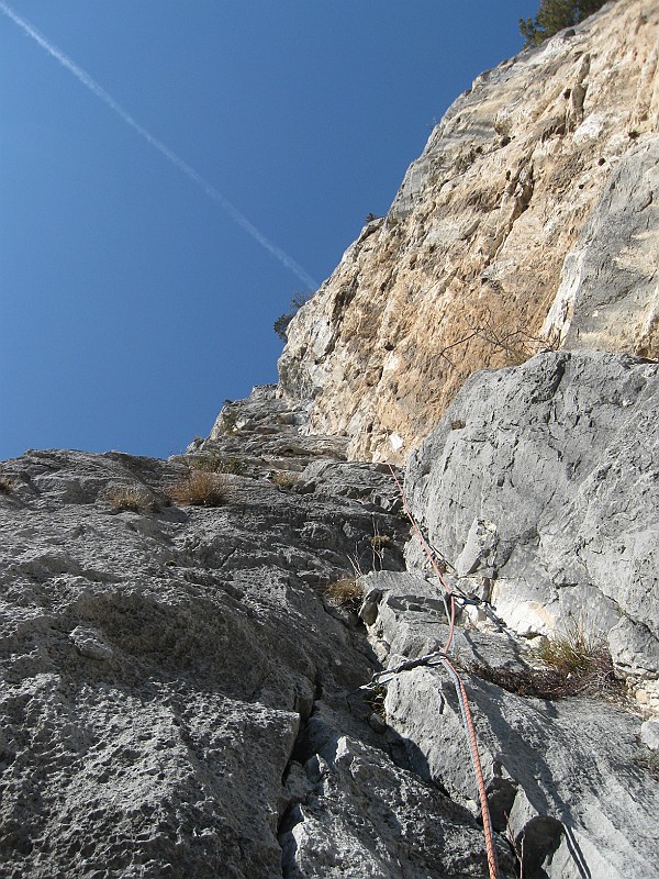 IMG_9571.JPG - La via è praticamente tutta in diedro, quasi ovunque roccia buona.
