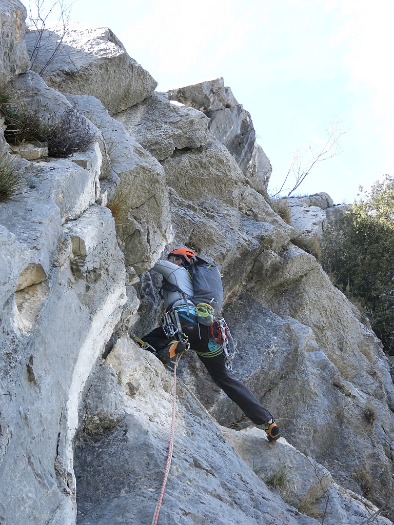 IMG_0105.JPG - Diedro e strapiombino che conducono alla base della successiva placca