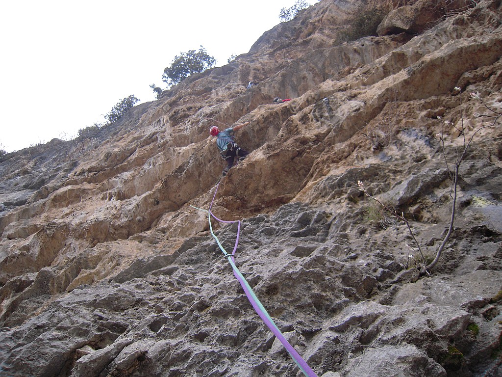 DSCN5720.JPG - Splendidi strapiombetti su roccia ammanigliata