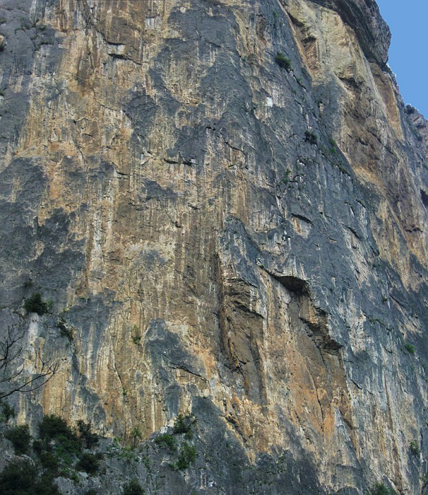 Parete.jpg - Ben visibile in basso al centro il lungo diedro di VI+ del secondo tiro