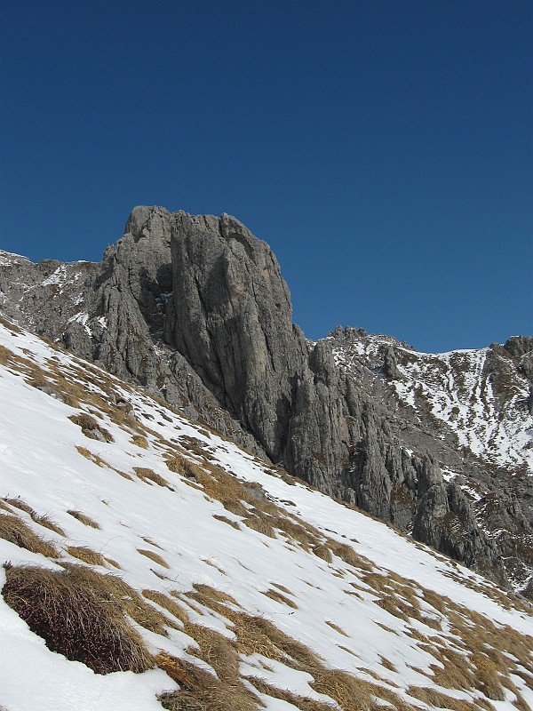 IMG_9592.JPG - Sono passati 20 anni ... e forse anche qualcuno in più dall'ultima volta che ho arrampicato sui Magnaghi. In questa splendida giornata di fine inverno è incredibile ma non c'è nessuno in parete. La memoria fa brutti scherzi e così giriamo per più di un'ora tra macchie di neve e roccette prima di individuare il canalino giusto. Ricordarsi: ai Magnaghi si arriva dal basso. è inutile fare un gran giro da sopra !