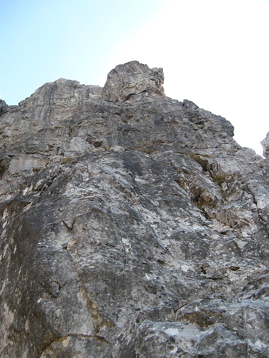 IMG_9120.JPG - Ben fisibile la fila di resinati. Primo tiro a mio avviso più duro del 5a della relazione.