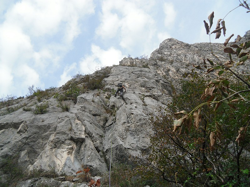 CIMG2224.JPG - Si torna in Medale a un anno dalla Taveggia. Stavolta sulla Miriam sperando che il meteo ci lasci scalare. Roccia quasi ovunque buona, solo a tratti unta. Avvicinamento rapido e discesa per la ferrata se non si vuole proseguire su un'altra via. Io sul primo tiro