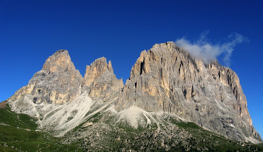 IMG_1516.JPG - Ed eccoci ancora al Passo Sella, stavolta non sul Sassolungo (qui in foto) ma sulla 4 Torre del Sella.