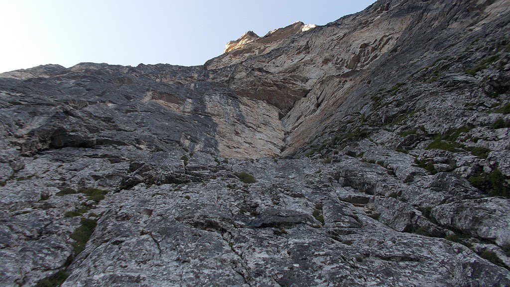 DSCN2964.JPG - Verso il gran diedro sbarrato dal tetto