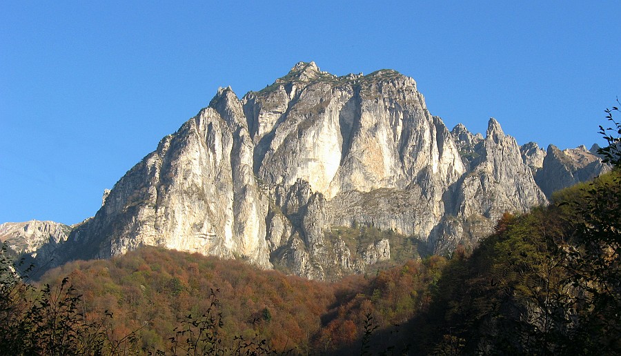 IMG_1917.JPG - Approfittiamo di questo clima eccezionale per la stagione per goderci un'altra bella giornata in montagna. Qui la parete Sud del Soglio Rosso in Dolomiti Vicentine