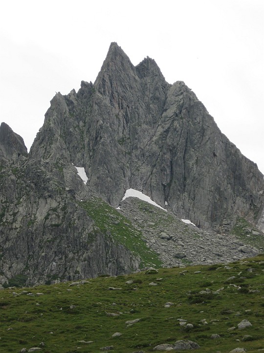IMG_1066.JPG - Questa bella montagna svizzera è caratterizzata da una spigolo centrale di moderata difficoltà e roccia ottima sull'intero percorso. La spittatura ravvicinata lo rende alla portata di tutti.Attenzione solo all'affollamento: causa cordate molto lente davanti noi abbiamo dovuto rinunciare ai primi tiri salendo per placche alla sinistra della via. Una relazione particolareggiata si trova qui http://scuolaguidodellatorre.interfree.it/relazioni/roccia/PizPrevat-spigoloNordEst.html  Solo una piccola correzione alla relazione: la funivia è dotata di biglietteria e accettano gli euro senza problemi.
