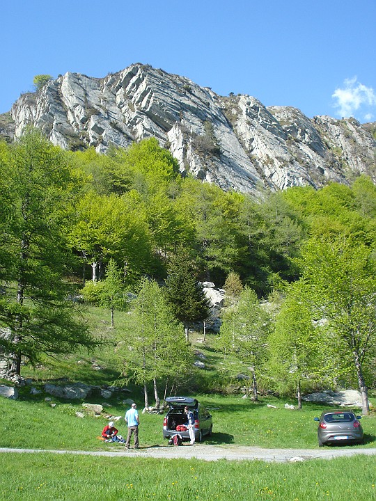 DSC04753.JPG - Piacevole arrampicata alle placche di Oriana in buona compagnia. Vie facili e chiodatura sovrabbondante ... una volta tanto fa anche piacere trovare meno 'ingaggio' del previsto :-)