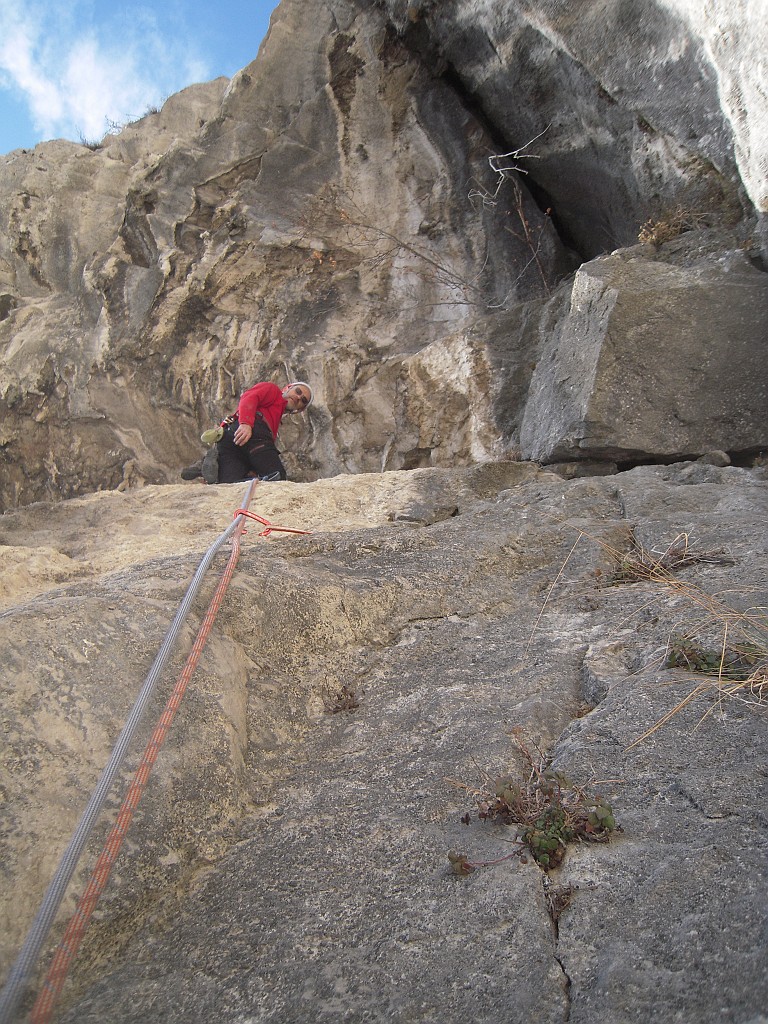 DSCN8219.JPG - Alla base del tetto