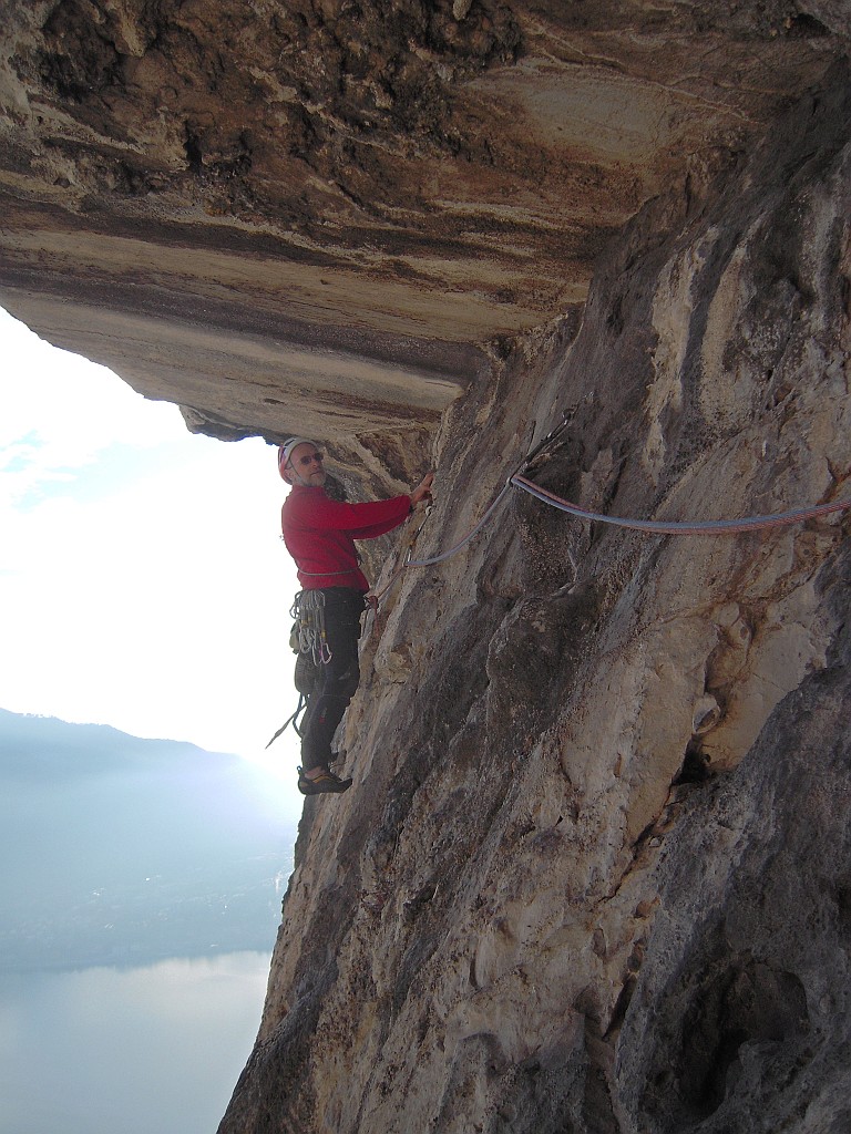 DSCN8220.JPG - Traverso sotto il tetto più impressionante che difficile