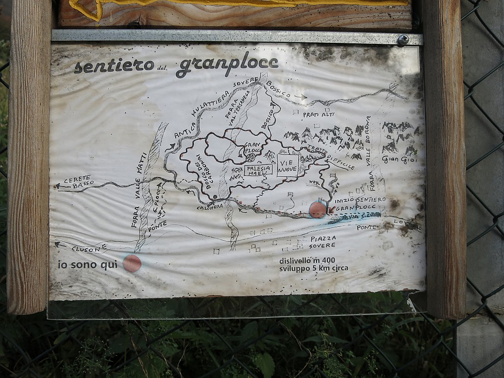 IMG_7930.JPG - La roccia è buona ma la via è spesso interrotta da tratti boscosi. Difficoltà max sul V+, numerose possibilità di proteggersi con cordini in clessidre o coi friend. Insomma due viette senza infamia e senza lode, allternative alle solitein antimedale