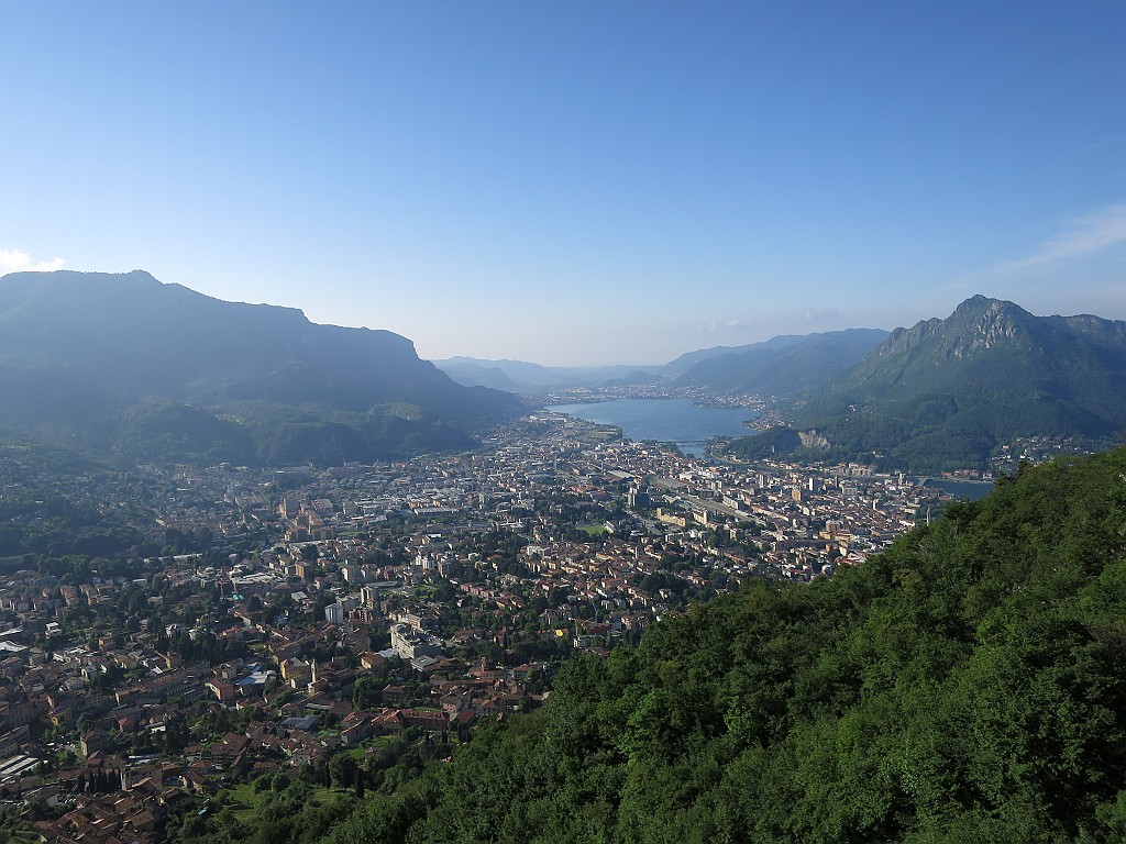 IMG_0458.JPG - Giornata molto fresca per la stagione e con previsioni poco rassicuranti per il pomeriggio. Tanto per far qualcosa si va in Medale. Decidiamo per Sogni Proibiti al pilastro Irene. Corta ma bella, roccia buona e non unta. Primo tiro un po' più duro di quello che sembra dalla relazione. La chiodatura buona e ravvicinata la rendono un sogno non proprio proibito :-)
