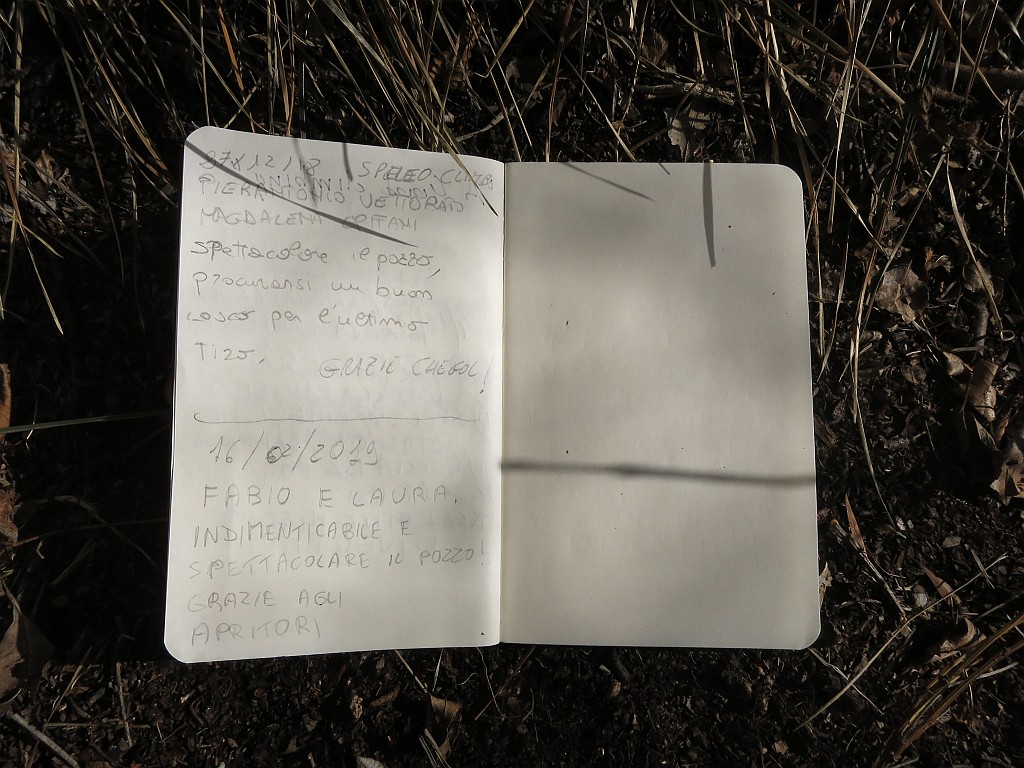 IMG_0038.JPG - Lasciamo traccia del nostro passaggio, sul libro di via sono segnate poche ripetizioni ma a giudicare dai post su Facebook la via è abbastanza frequentata