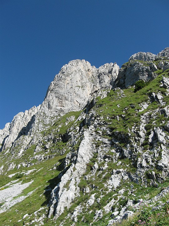IMG_8384.JPG - Lo spigolo Longo e sulla destra la nostra via "Spigolando". Tranquilla vietta su ottima roccia. Ben protetta a spit e clessidre. Relazione qui http://www.versantesud.it/download/PresolanaCentraleSud.pdf