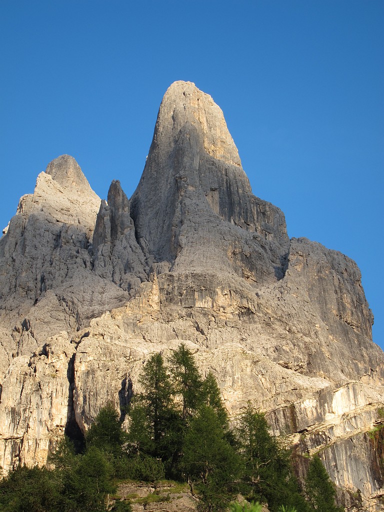 IMG_0092.JPG - Via straconosciuta ma a me mancava ! Trovata veramente bella, tutta su roccia ottima e meritevole delle innumerevoli ripetizioni ( si parla di 6000 ). Giornata serena, una delle poche della stagione. Un vento freddo e persistente ci ha rallegrati alle soste. Si trovano in rete diverse relazioni, ad esempio sul sito del rifugio http://www.rifugiovelodellamadonna.it/spigolo-del-velo/ oppure sul sito dei sass baloss http://www.sassbaloss.com/pagine/uscite/cimamadonna/cimamadonna.htm