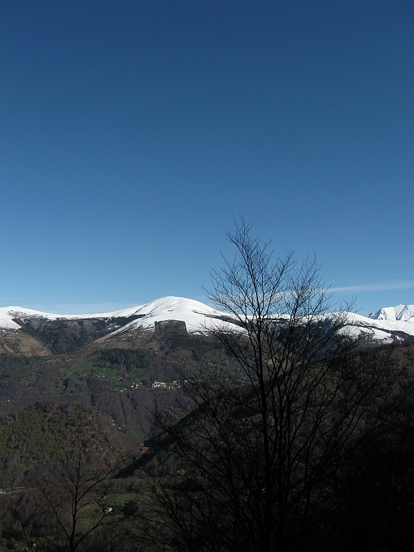 IMG_9780.JPG - Le cime attorno sono tutte imbiancate