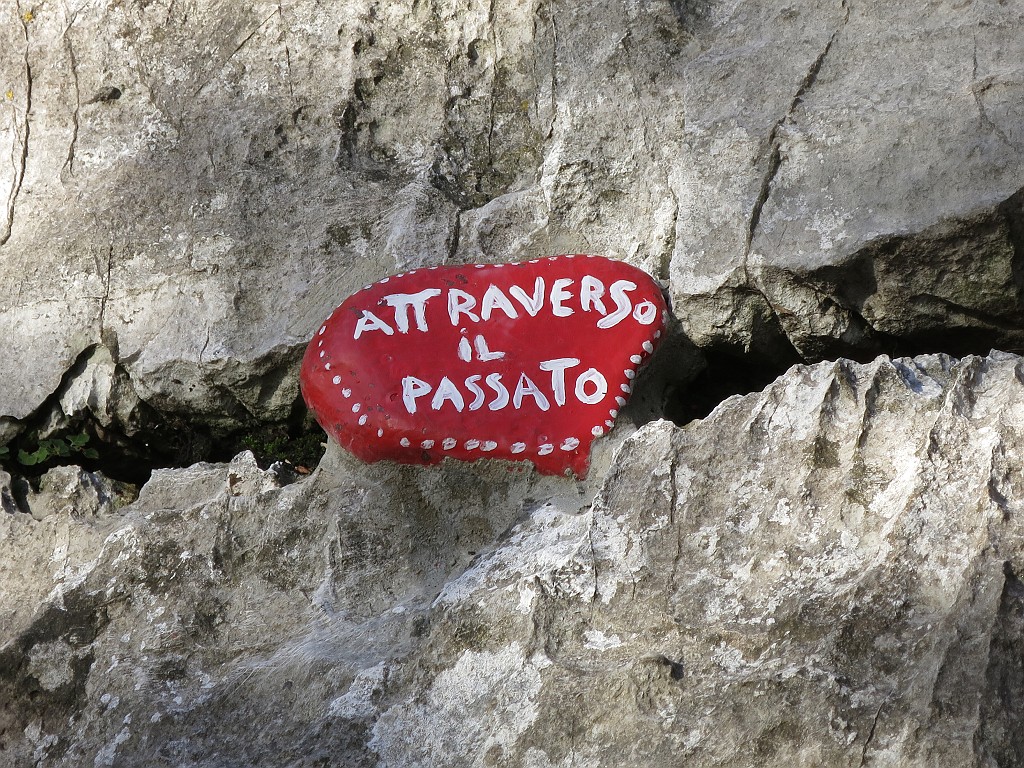 IMG_7935.JPG - Finita la via 'Tutto di traverso' si passa davanti all'attacco di 'Attraverso il passato' ... come resistere ?