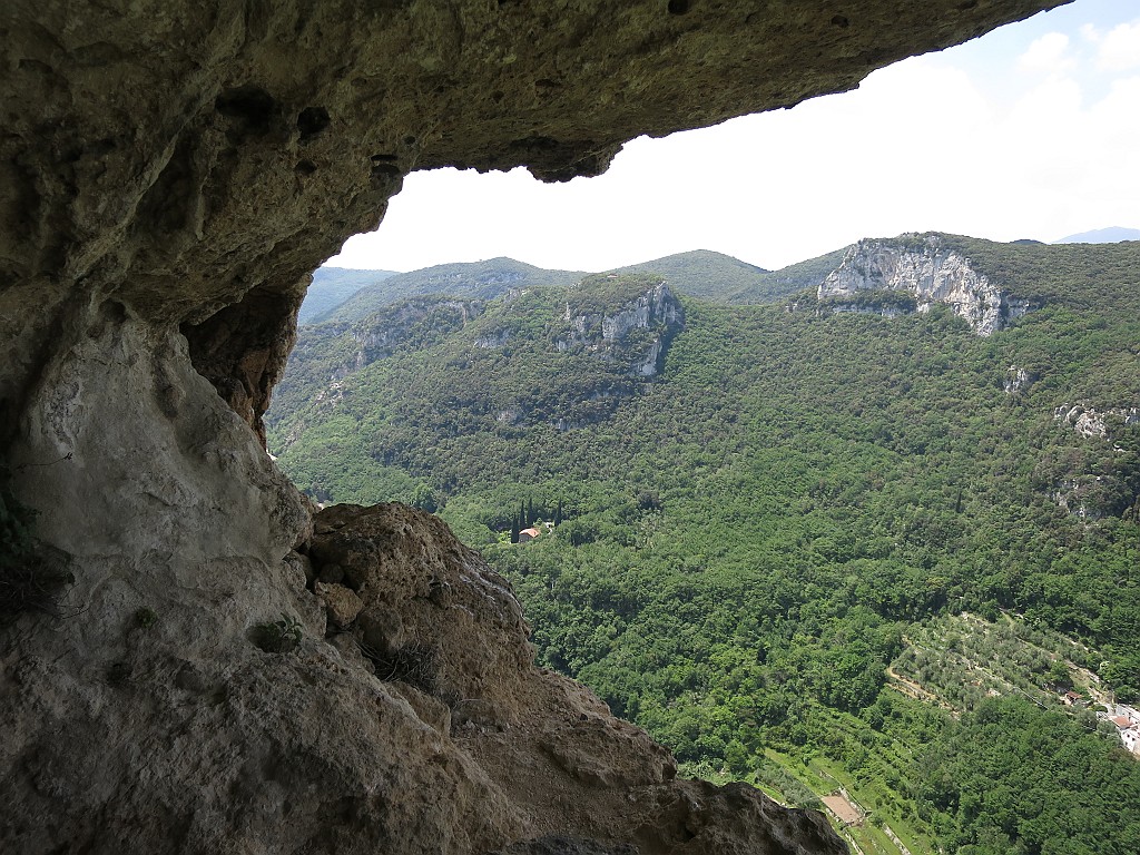 IMG_8604.JPG - La grotta, si esce a sinistra